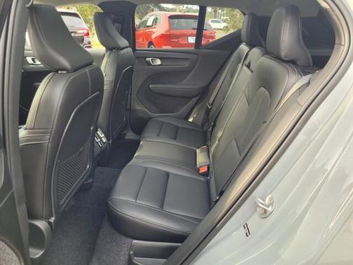 2025 Volvo XC40 B5 Core Bright Theme