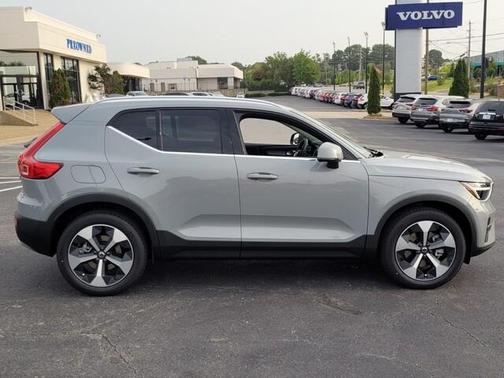 2025 Volvo XC40 B5 Core Bright Theme