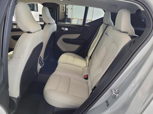 2025 Volvo XC40 B5 Plus Bright Theme
