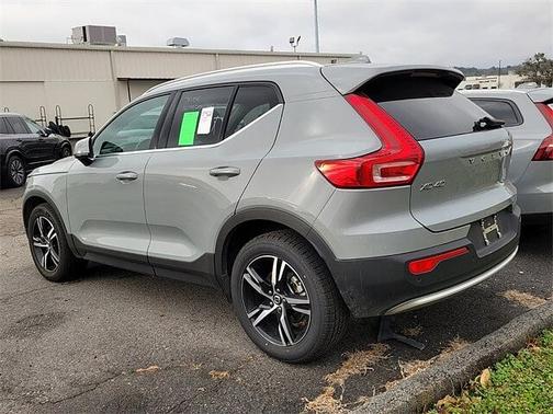 2025 Volvo XC40 Core