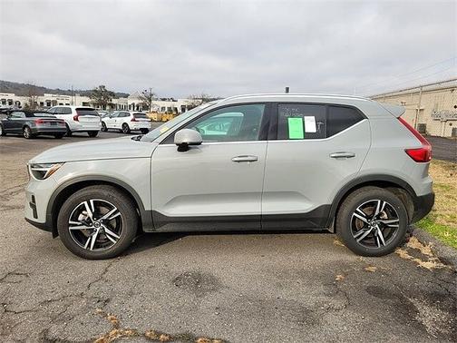 2025 Volvo XC40 Core