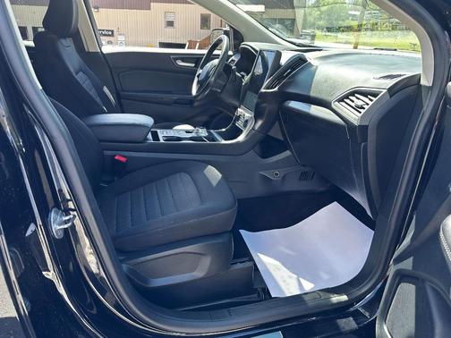Black 2022 Ford Edge SE