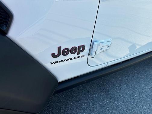 Bright White 2024 Jeep Wrangler Rubicon