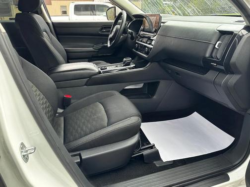 Glacier White 2023 Nissan Pathfinder SV