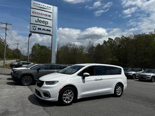 2023 Chrysler Pacifica Touring-L