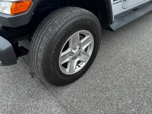 Silver 2022 Jeep Gladiator Sport