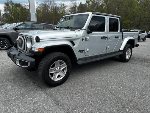 Silver 2022 Jeep Gladiator Sport