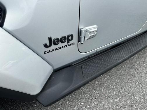 Silver 2022 Jeep Gladiator Sport