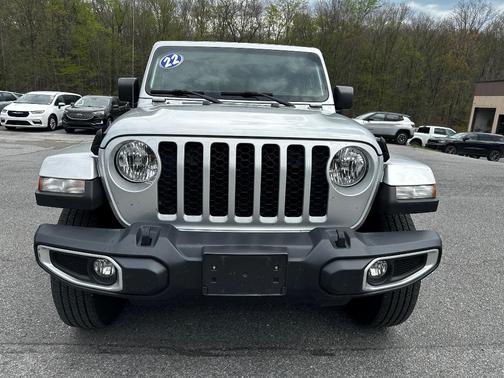 Silver 2022 Jeep Gladiator Sport