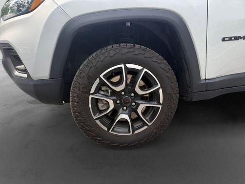 Silver Zynith 2025 Jeep Compass Trailhawk