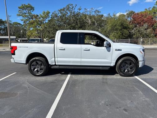 2025 Ford F-150 Lightning LARIAT