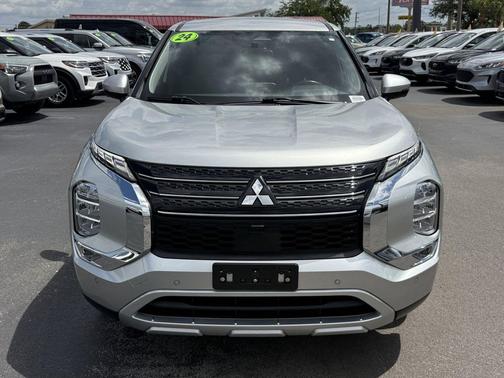 Alloy Silver Metallic 2024 Mitsubishi Outlander SE 2.5 2WD