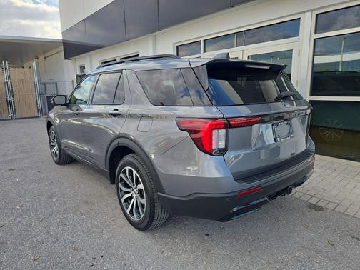 CARBONIZED GRAY METALLIC 2025 Ford Explorer ST-Line
