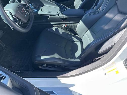 Arctic White 2024 Chevrolet Corvette Stingray w/2LT