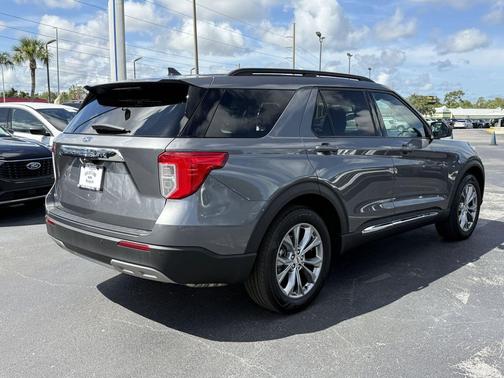 CARBONIZED GRAY METALLIC 2022 Ford Explorer XLT