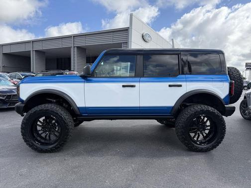 VELOCITY BLUE METALLIC 2025 Ford Bronco Badlands