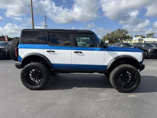 VELOCITY BLUE METALLIC 2025 Ford Bronco Badlands