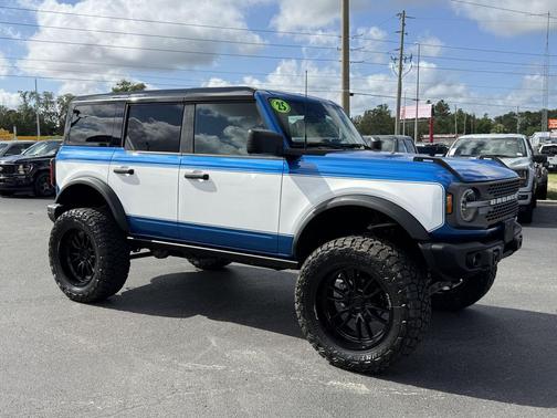 VELOCITY BLUE METALLIC 2025 Ford Bronco Badlands