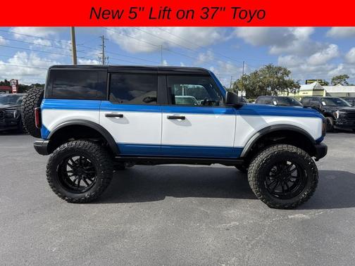 VELOCITY BLUE METALLIC 2025 Ford Bronco Badlands