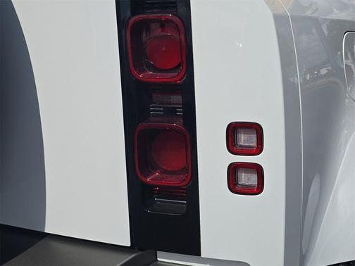 2024 Land Rover Defender 110 P400 X-Dynamic SE