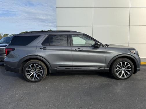CARBONIZED GRAY METALLIC 2026 Ford Explorer ST-Line