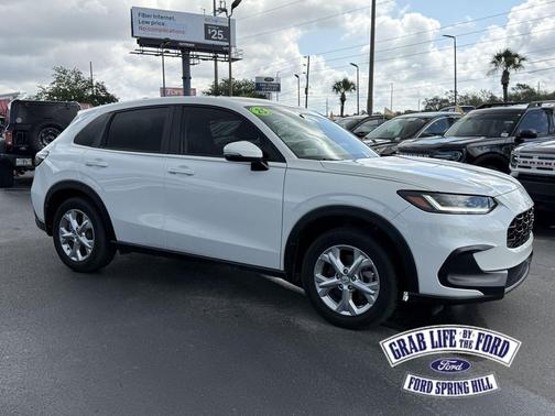Platinum White Pearl 2025 Honda HR-V LX