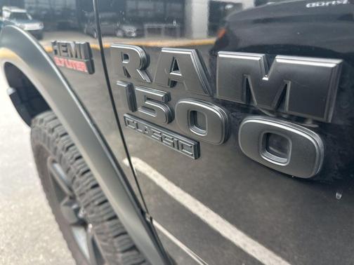 Diamond Black Crystal Pearlcoat 2019 RAM 1500 Classic Warlock Quad Cab 4x4 6'4' Box