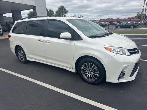2019 Toyota Sienna XLE