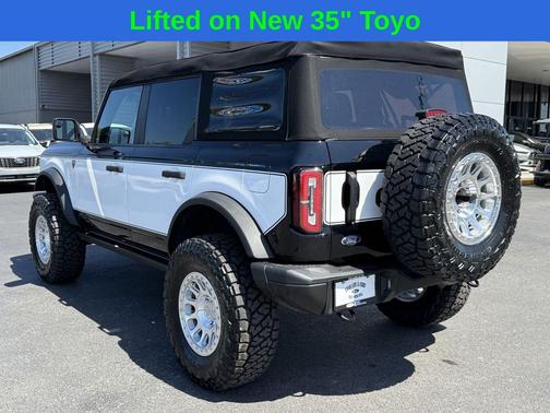 SHADOW BLACK 2023 Ford Bronco Badlands