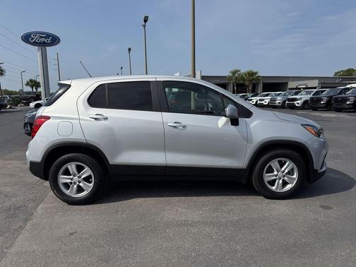 Silver Ice Metallic 2022 Chevrolet Trax LS