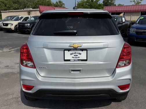 Silver Ice Metallic 2022 Chevrolet Trax LS