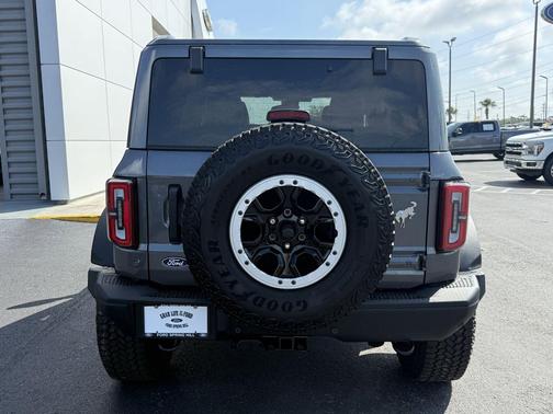 CARBONIZED GRAY METALLIC 2026 Ford Bronco Badlands
