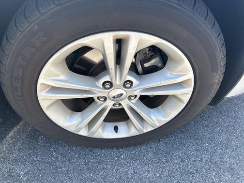 Ingot Silver Metallic 2016 Ford Taurus SEL