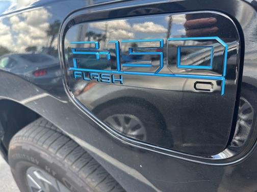 AGATE BLACK METALLIC 2025 Ford F-150 Lightning Flash