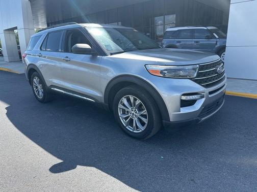 ICONIC SILVER METALLIC 2023 Ford Explorer XLT