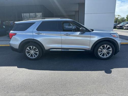 ICONIC SILVER METALLIC 2023 Ford Explorer XLT