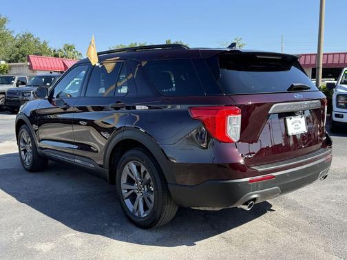 JEWEL RED MET TINTED CC 2022 Ford Explorer XLT