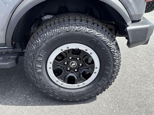 CARBONIZED GRAY METALLIC 2025 Ford Bronco Base