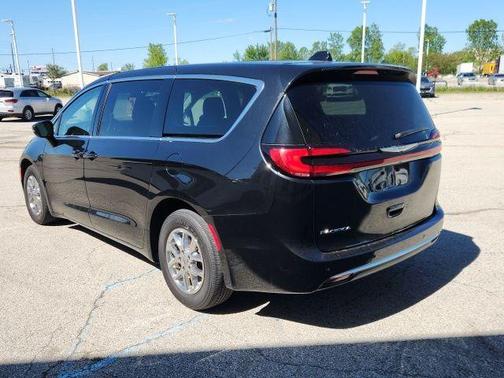 Brilliant Black Crystal Pearlcoat 2023 Chrysler Pacifica Touring-L