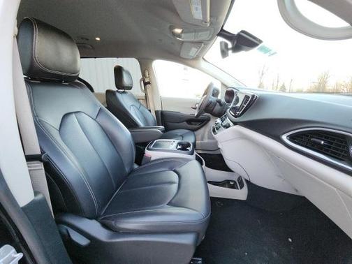 2024 Chrysler Pacifica Touring-L