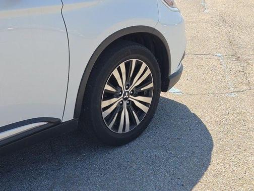 White 2019 Mitsubishi Outlander SEL