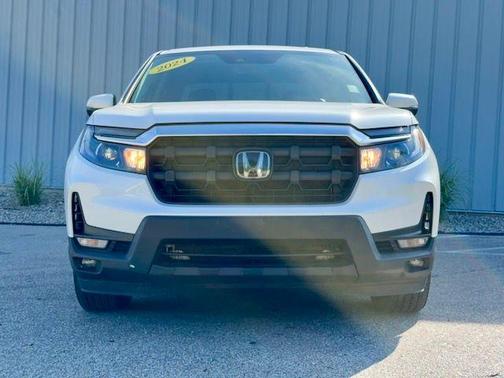 White 2024 Honda Ridgeline RTL