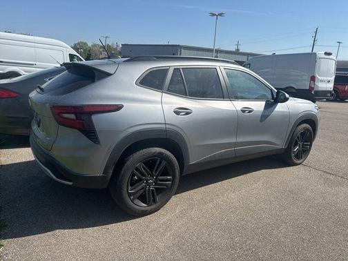 Sterling Gray Metallic 2024 Chevrolet Trax LT