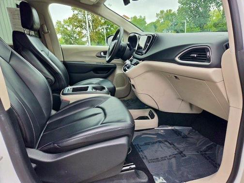 Bright White Clearcoat 2023 Chrysler Pacifica Touring-L