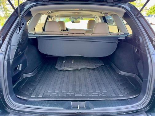Crystal Black Silica 2017 Subaru Outback 3.6R Limited