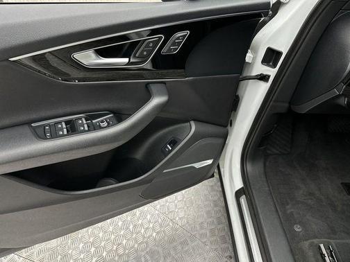 Glacier White Metallic 2018 Audi Q7 3.0T Premium Plus
