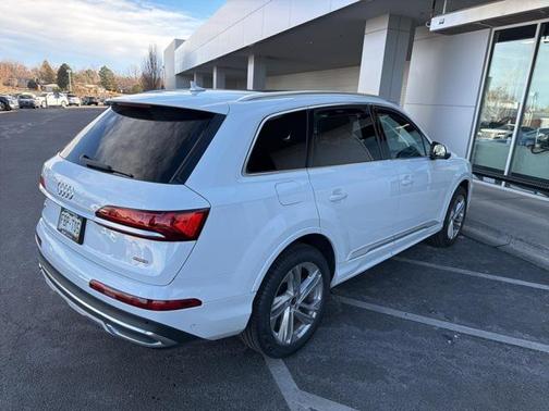 2022 Audi Q7 45 Premium Plus
