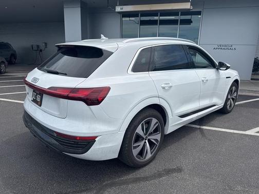 2024 Audi Q8 e-tron Premium