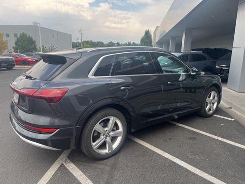 2019 Audi e-tron Premium Plus