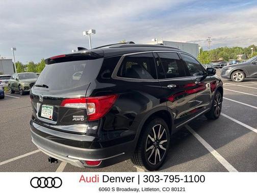 Crystal Black Pearl 2022 Honda Pilot Touring 8-Passenger